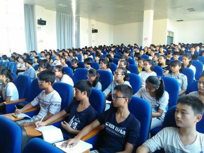 漳浦县关工委红军长征胜利80周年宣讲团深入中学,初中校,同广大师生回顾红军长征意义,红军的信仰。