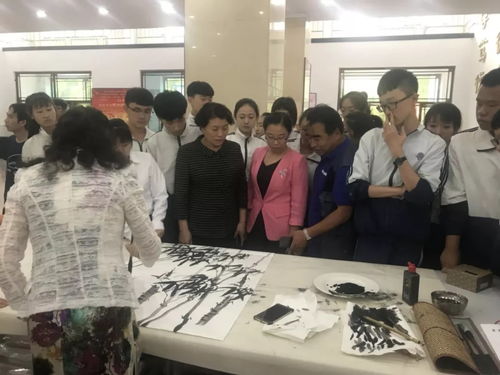 金秋送爽 墨彩飘香 奔赛中学组织学生参观 东方艺苑精品金秋展评 作品